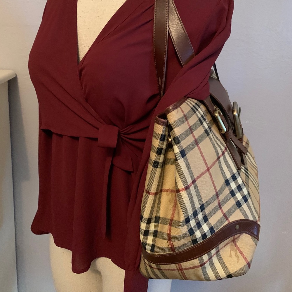 💯 Authentic Burberry bag. Come with dust bag.